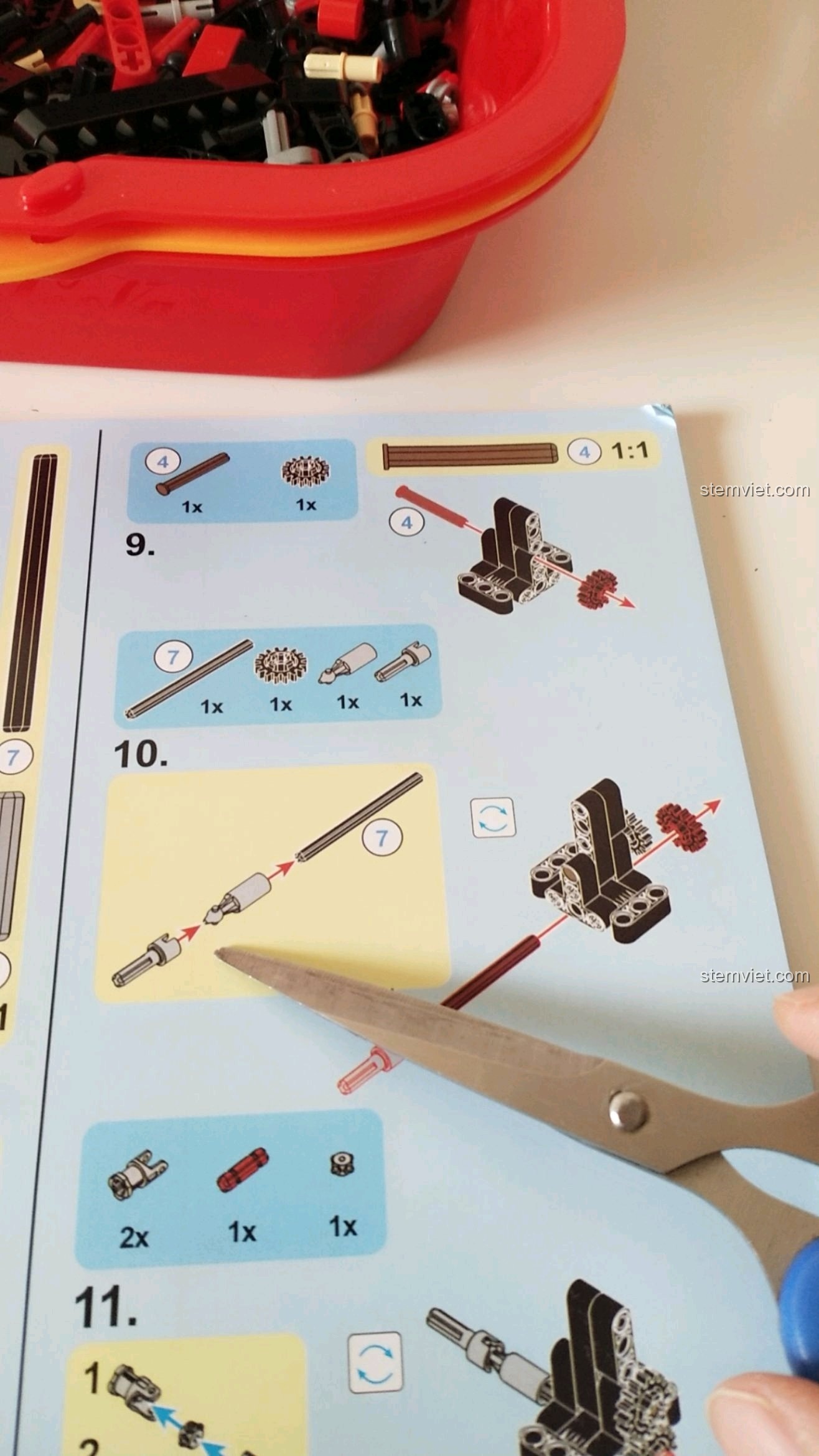 Cận cảnh sách hướng dẫn lắp ráp của bộ SEMBO 701960, cho thấy các bước lắp ráp chi tiết và rõ ràng.