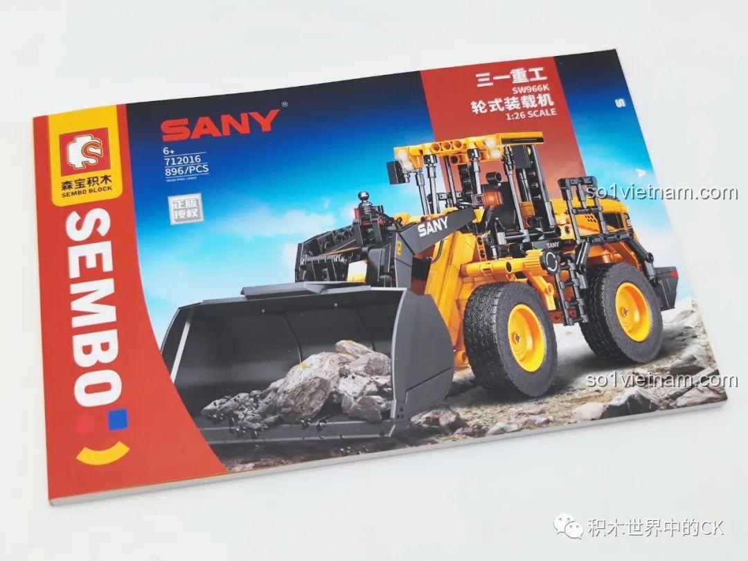 Quyển sách hướng dẫn lắp ráp chi tiết của bộ Sembo 712016, in màu rõ nét và dễ hiểu cho trẻ em.