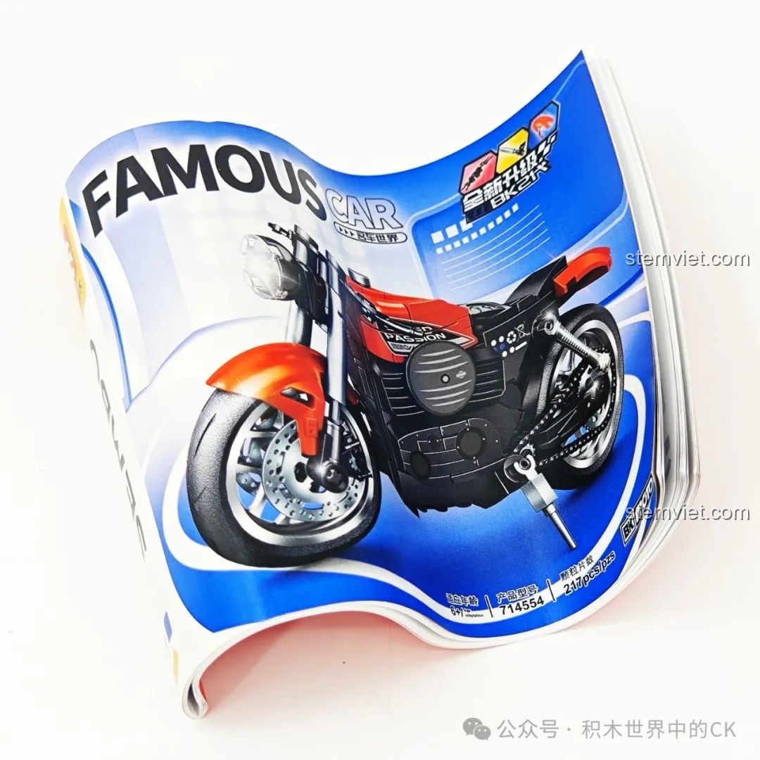 Sách hướng dẫn lắp ráp của bộ đồ chơi SEMBO 714554 bị uốn cong, cho thấy sự háo hức khi khám phá.