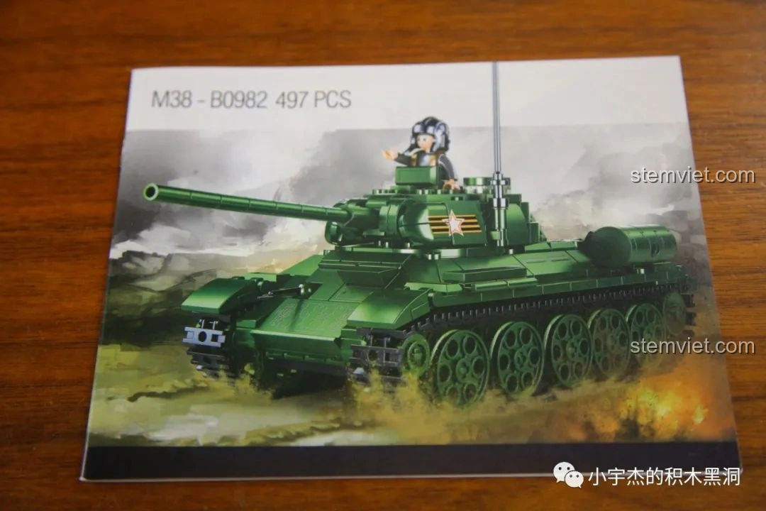 Sách hướng dẫn lắp ráp của bộ Sluban M38-B0982 Xe Tăng 215, hiển thị mô hình hoàn chỉnh.
