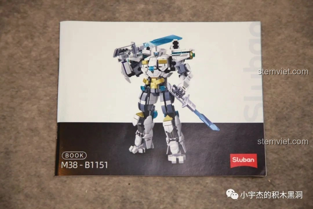 Sách hướng dẫn lắp ráp của bộ đồ chơi Sluban M38-B1151 Robot Băng Phong Bảo Vệ, với hình ảnh robot hoàn chỉnh.