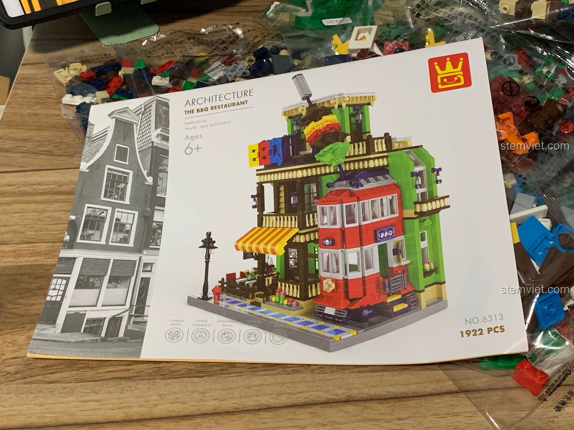 Sách hướng dẫn lắp ráp chi tiết đi kèm trong bộ WANGE 6313 Nhà hàng BBQ, một phần quan trọng trong bài nhận xét.