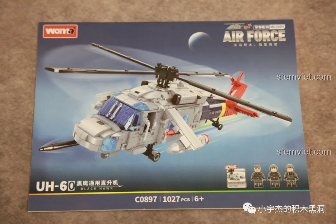 Trang bìa sách hướng dẫn lắp ráp chi tiết cho mô hình Trực thăng chiến đấu Black Hawk C0897 của WOMA.