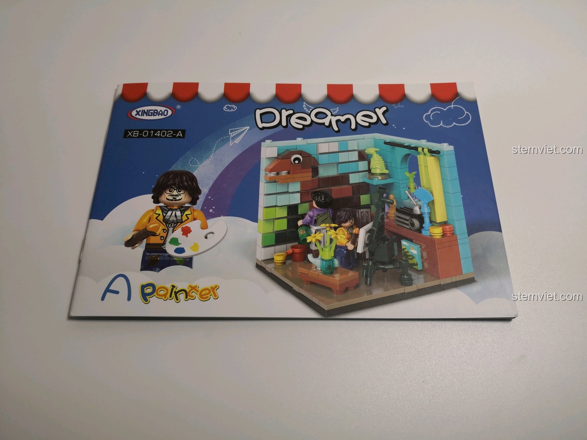 Sách hướng dẫn lắp ráp cho mô hình Phòng làm việc của Họa sĩ XB-01402-A, được đóng thành quyển chuyên nghiệp và dễ theo dõi.