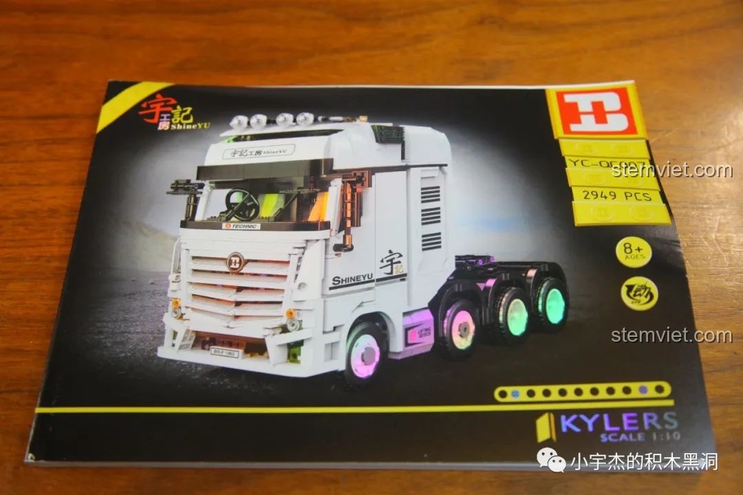 Sách hướng dẫn lắp ráp của bộ đồ chơi xây dựng Xe Đầu Kéo Mercedes-Benz Actros YCQC007, bìa trước in hình mô hình hoàn chỉnh.