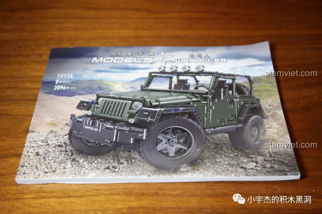 Sách hướng dẫn lắp ráp dày của bộ Mould King 13124 Mô hình Jeep Rubicon, bìa in hình sản phẩm hoàn thiện.