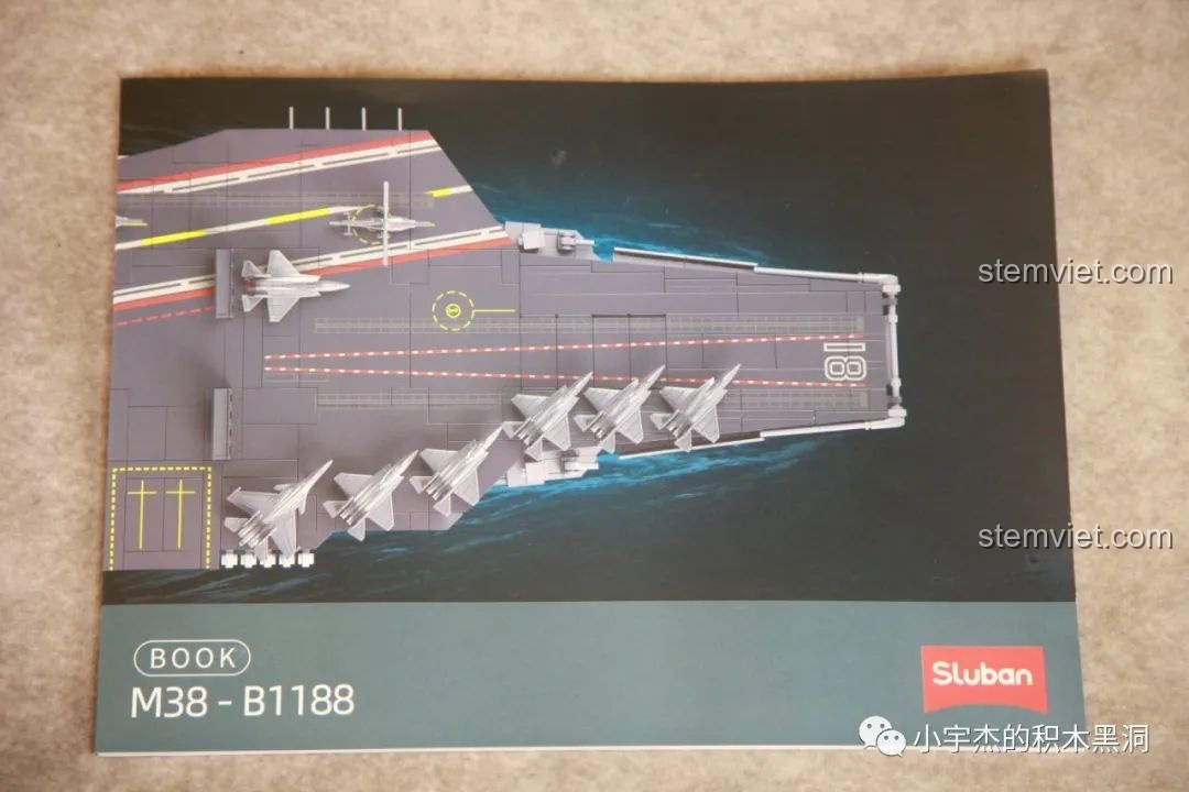 Sách hướng dẫn lắp ráp bộ Sluban M38-B1188 Tàu Sân Bay Phúc Kiến, bìa có hình ảnh mô hình hoàn chỉnh.