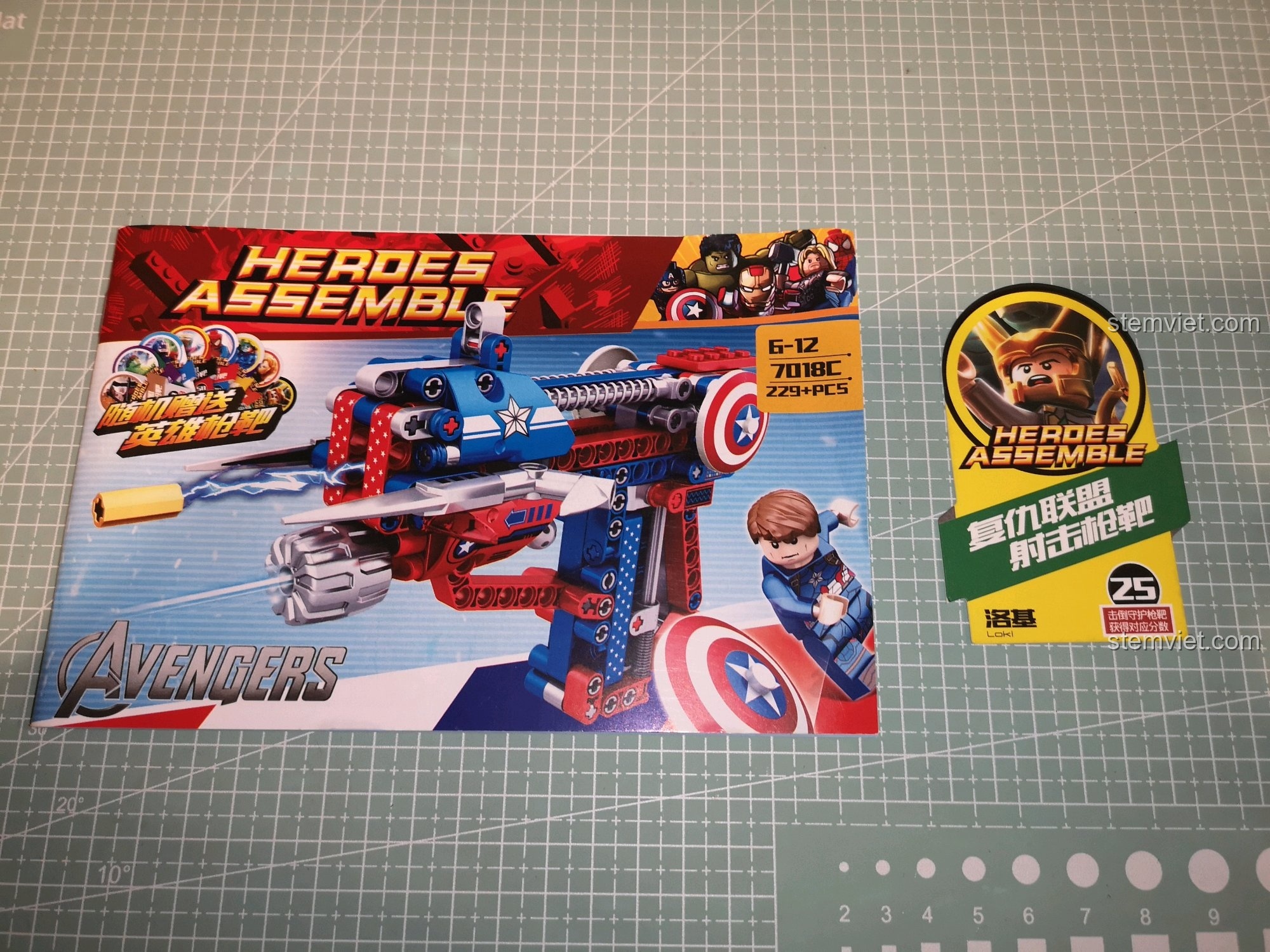 Sách hướng dẫn lắp ráp và bia tập bắn hình Loki trong bộ súng đồ chơi Vũ khí của Captain America SY7018C.