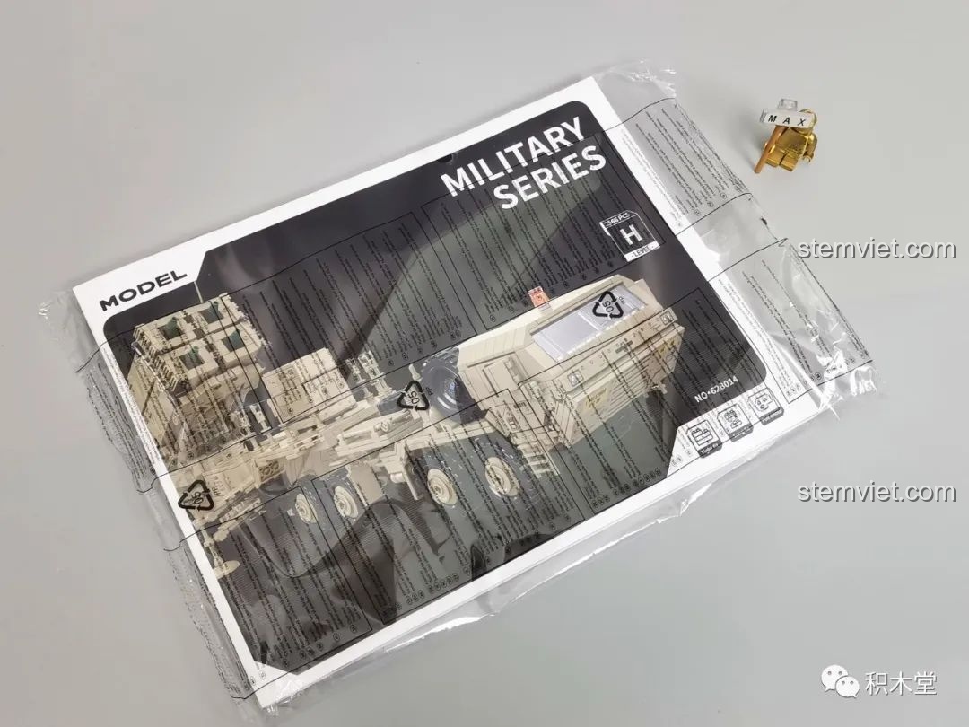 Sách hướng dẫn và sticker của bộ đồ chơi mô hình Xe Tải Tên Lửa M983 được bảo vệ trong túi riêng.