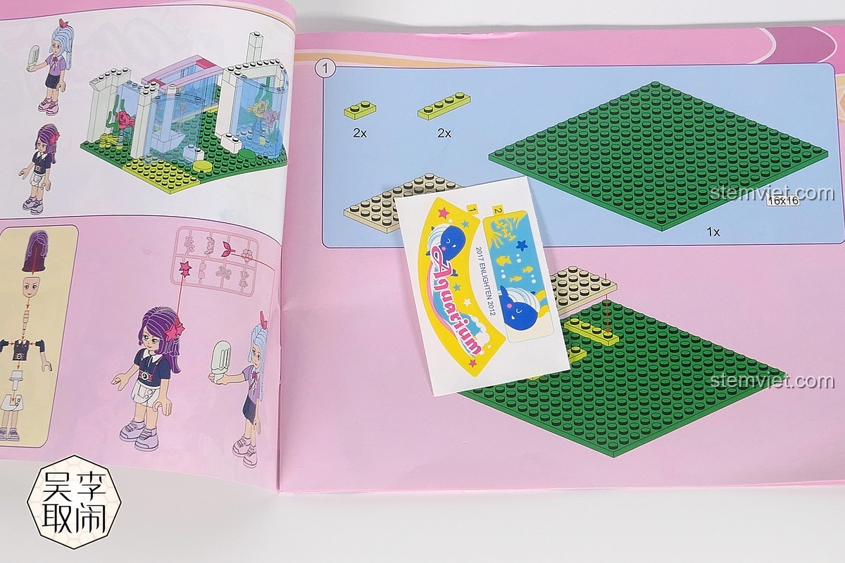 Sách hướng dẫn và sticker của bộ lắp ghép Thủy cung Cá Voi Xanh cho trẻ em 6 tuổi.