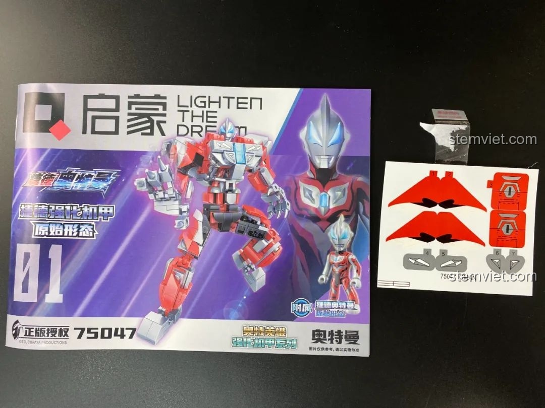 Sách hướng dẫn lắp ráp và một tấm sticker đi kèm trong bộ đồ chơi xếp hình QMAN 75047.