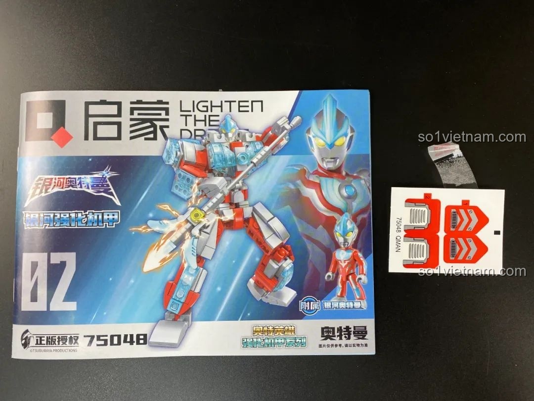 Sách hướng dẫn lắp ráp và tấm sticker đi kèm của bộ Qman 75048 Ultraman Ginga.