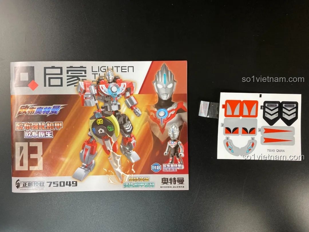 Sách hướng dẫn lắp ráp và tấm sticker đi kèm của bộ Qman 75049 Ultraman Orb Origin.