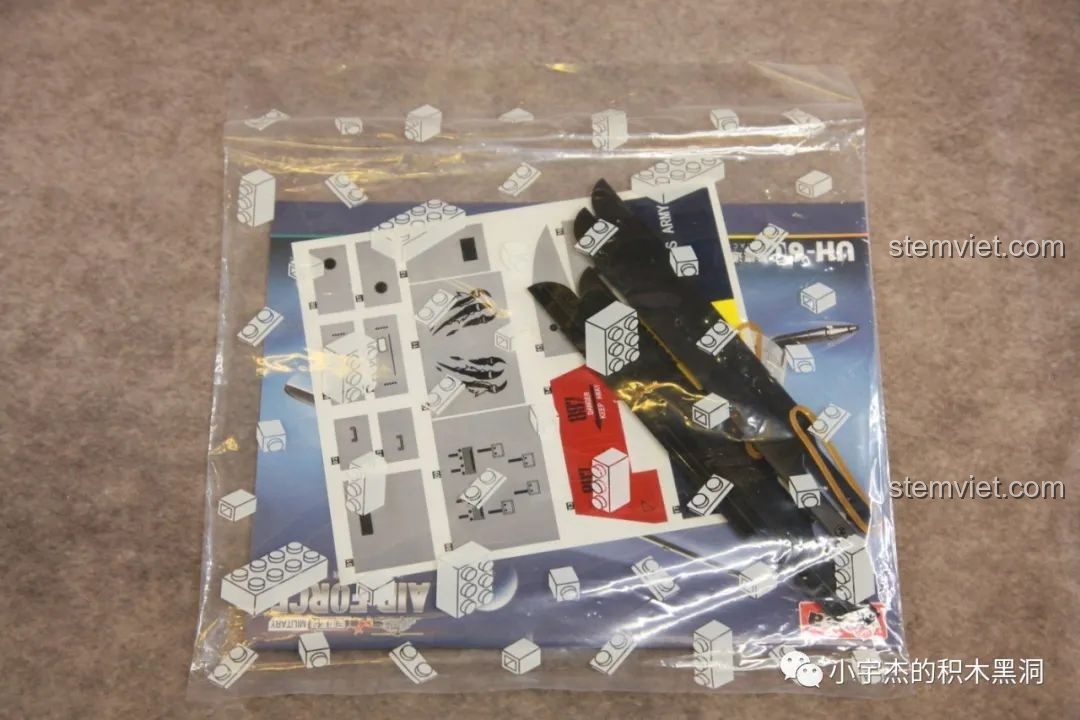 Túi đựng sách hướng dẫn lắp ráp, sticker trang trí và các chi tiết đặc biệt của bộ WOMA C0897 Black Hawk.