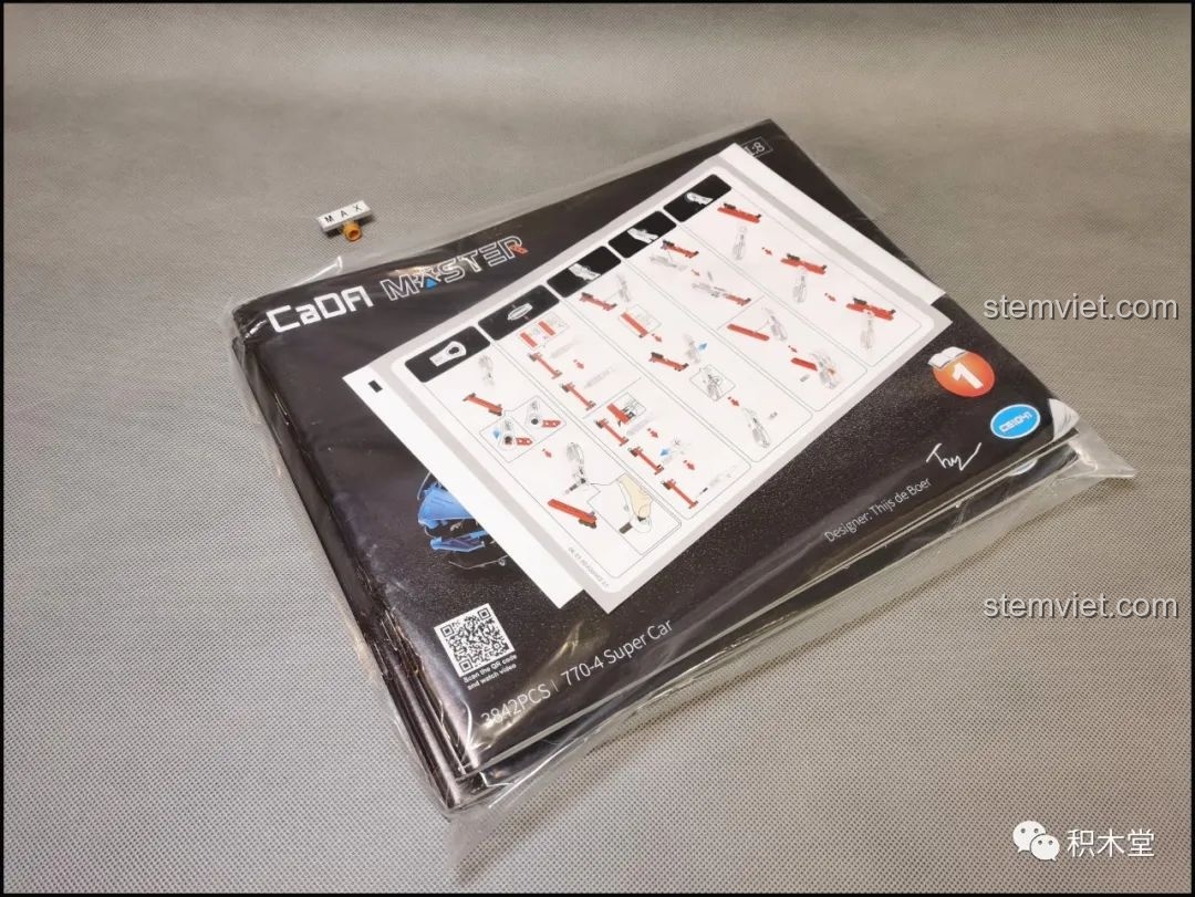 Sách hướng dẫn và sticker của Xe đua Lamborghini Centenario C 61041 được đóng gói cẩn thận.