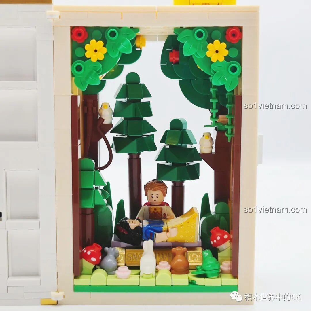 Toàn cảnh sách mô hình Nàng Bạch Tuyết Wekki 506183 khi mở ra, hiện lên khung cảnh khu rừng 3D sống động.