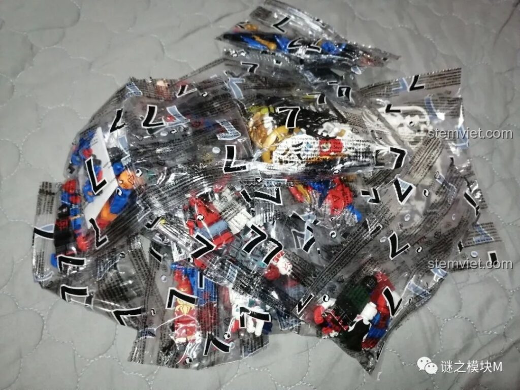 Hình ảnh đóng gói bộ lắp ráp Sách Người Nhện SY1461 với các túi minifigure riêng lẻ, cho thấy sự chuẩn bị kỹ lưỡng.