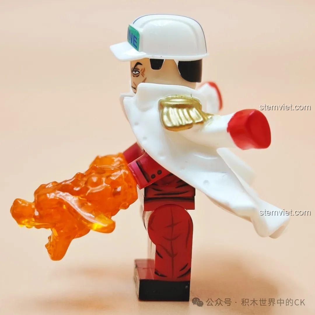Mặt sau của minifigure Akainu Sakazuki XINH X0353, với chữ 'Chính Nghĩa' trên áo choàng.