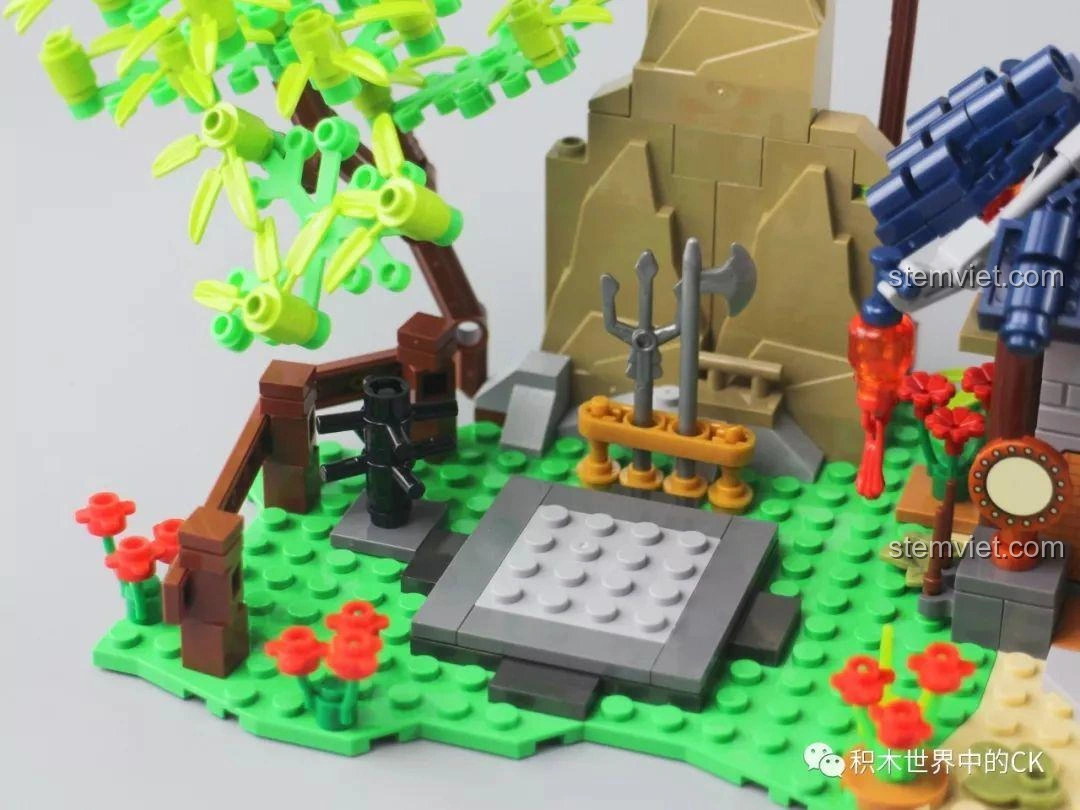 Cận cảnh sàn đấu và giá vũ khí trong bộ lắp ghép SY1404 Võ Đài Đại Chiến Rồng Thần, nơi diễn ra các trận chiến.