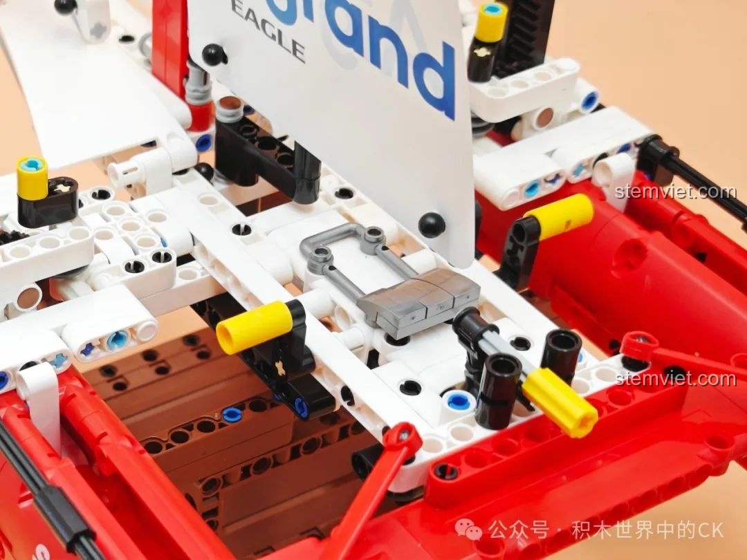 Khu vực sàn điều khiển của mô hình JIESTAR 58124, với các chi tiết Technic mô phỏng hệ thống lái và điều khiển.