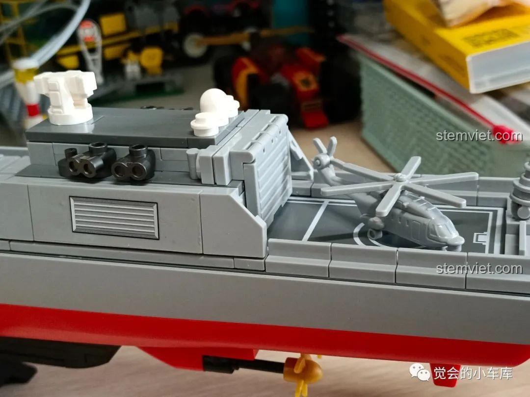 Khu vực đuôi tàu của mô hình SEMBO 202029 với sân đỗ và một chiếc trực thăng Z-18, cho thấy khả năng tương tác của bộ đồ chơi.