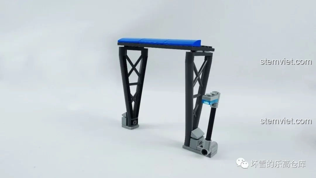 Mô hình sân ga đi kèm bộ KAZI KY98220 Tàu Hỏa Đông Phong 11Z, với mái xanh, cột thép và đèn đường.