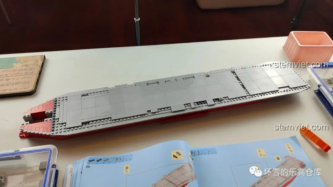 Lắp đặt sàn khoang chứa máy bay của đồ chơi xây dựng Mô Hình Tàu Sân Bay Sơn Đông SEMBO