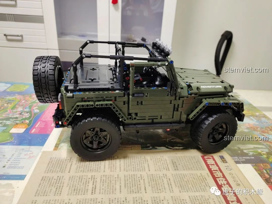 Sản phẩm Mould King 13124D Jeep Wrangler hoàn thiện, chụp từ góc 3/4 khoe vẻ đẹp hầm hố.