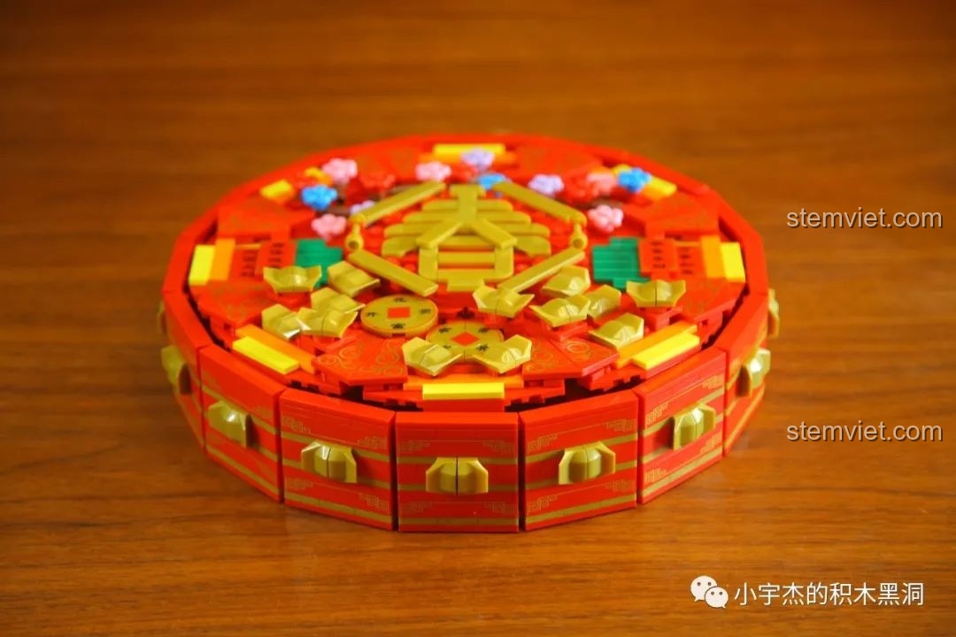 Hộp đựng mứt Tết WOMA C.9122 đã được đậy nắp hoàn chỉnh, sẵn sàng để trưng bày hoặc sử dụng.