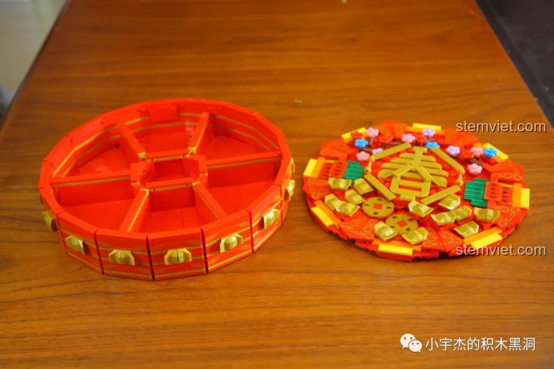 Toàn bộ sản phẩm Hộp đựng mứt Tết WOMA C.9122 đã hoàn thiện, bao gồm phần thân và nắp hộp tách rời.