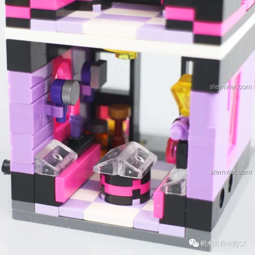 Nội thất tầng trệt của Cửa Hàng Mỹ Phẩm Keepplay C0103, với các sản phẩm mỹ phẩm mini và vật dụng nhỏ xinh.