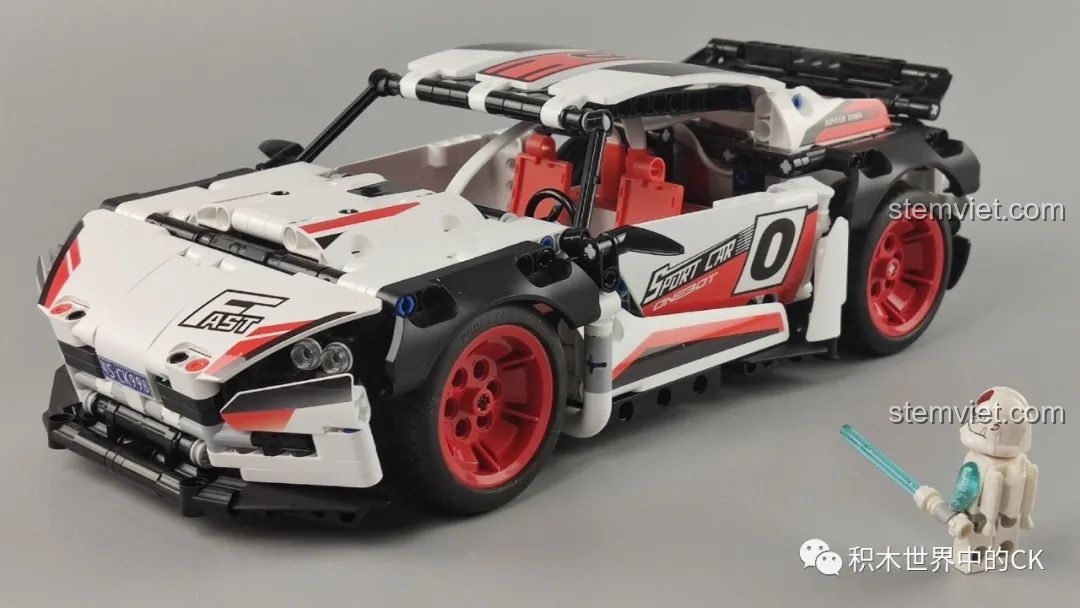 Mô hình Xe Đua RC ONEBOT SC40AIQI hoàn chỉnh bên cạnh một nhân vật minifigure, sẵn sàng cho mọi cuộc đua.