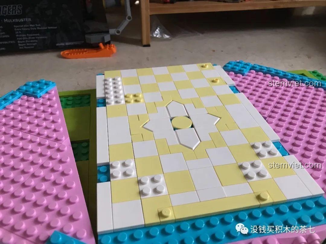 Sàn sảnh chính đã hoàn thiện với họa tiết hoa văn ở trung tâm, sẵn sàng để trang trí nội thất.