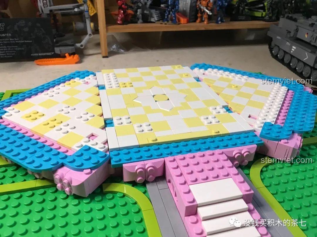 Toàn cảnh phần sàn tầng một của Lâu Đài Hoàng Gia 604003 sau khi được lát gạch hoàn chỉnh.