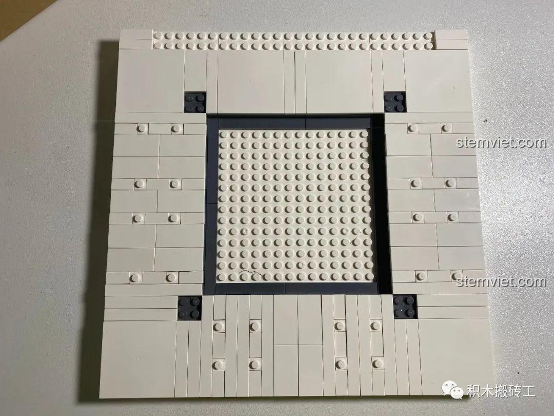 Sàn tầng trệt của bộ xếp hình Cửa hàng Apple Store cho bé trên 14 tuổi đã hoàn thiện, sẵn sàng lắp nội thất.