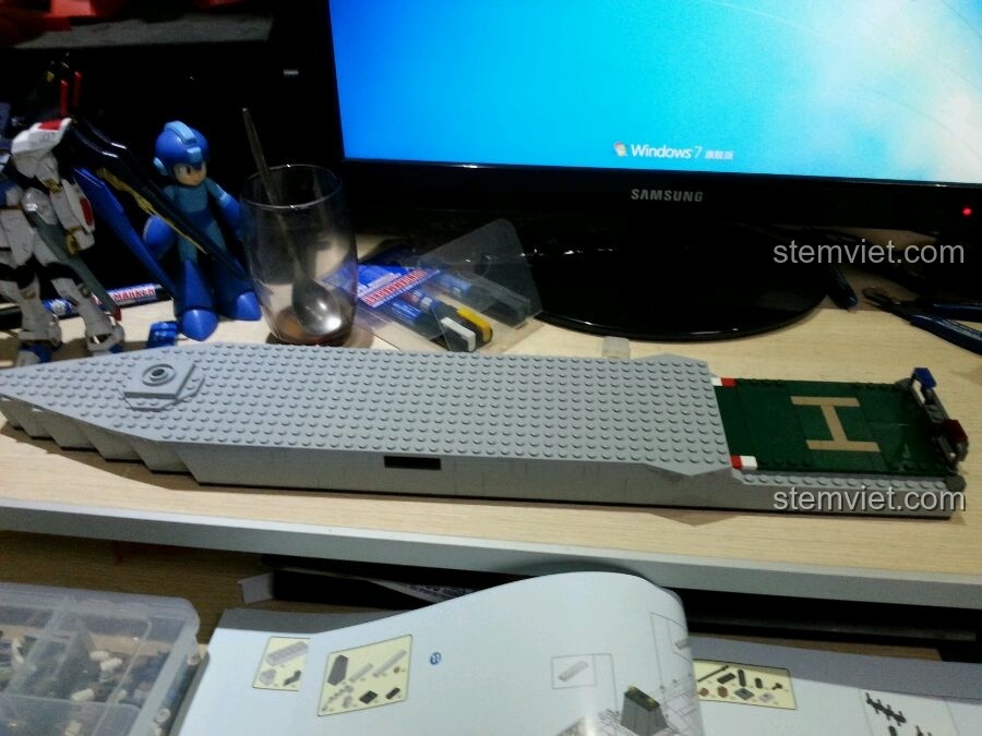 Sàn tàu và khu vực bãi đáp trực thăng màu xanh lá cây của bộ lắp ráp GUDI 8026 Tàu Hộ Vệ Tên Lửa đã được lắp xong.