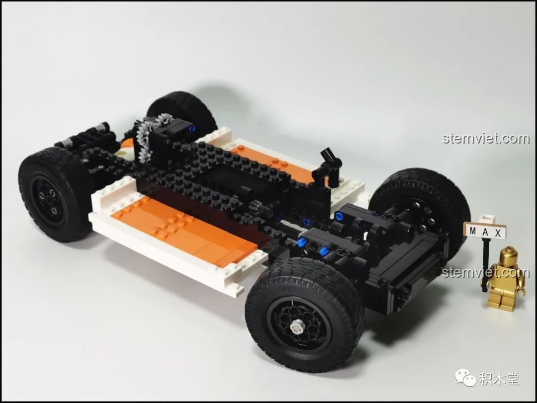 Phần sàn xe của mô hình Humvee C61027 được lắp thêm các mảng màu cam và trắng, tạo nên phần thân vỏ đầu tiên.