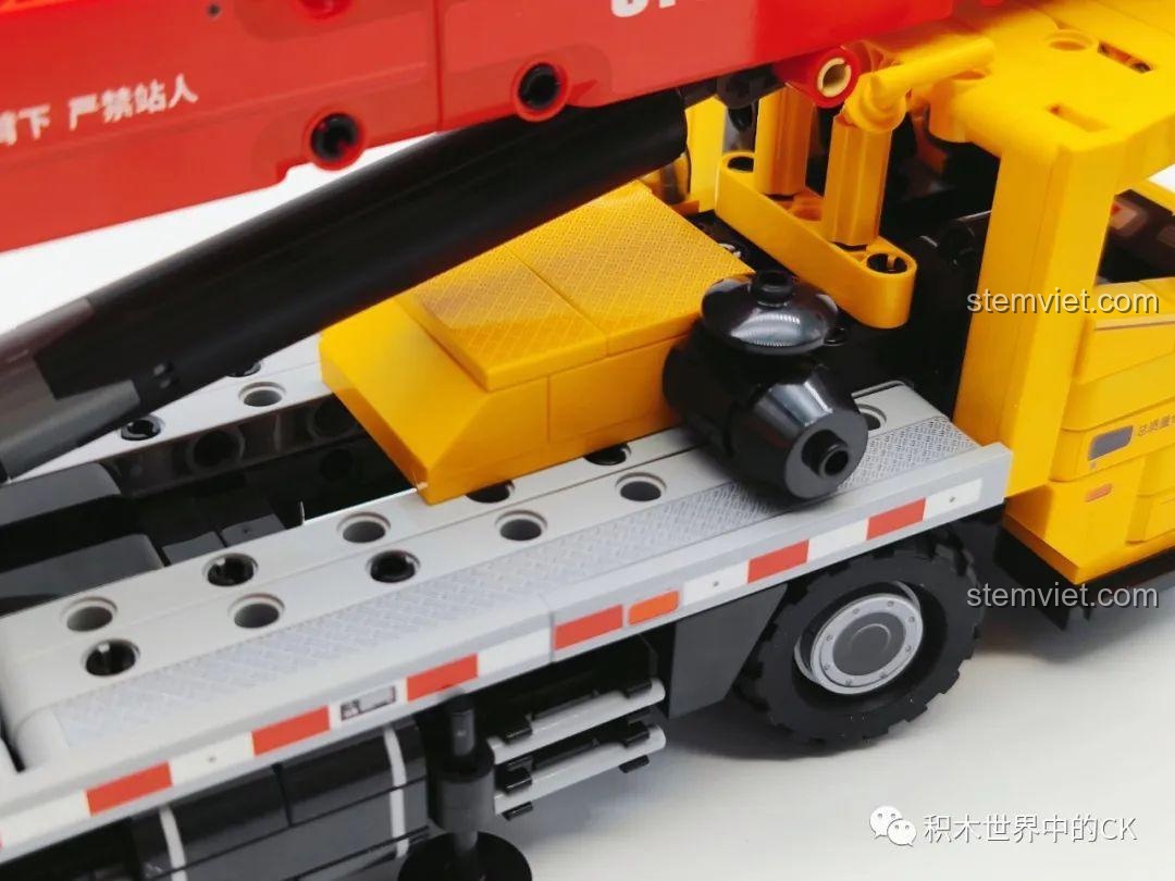 Sàn xe của mô hình SEMBO 712022 với các chi tiết Technic và bộ phận piston thủy lực.