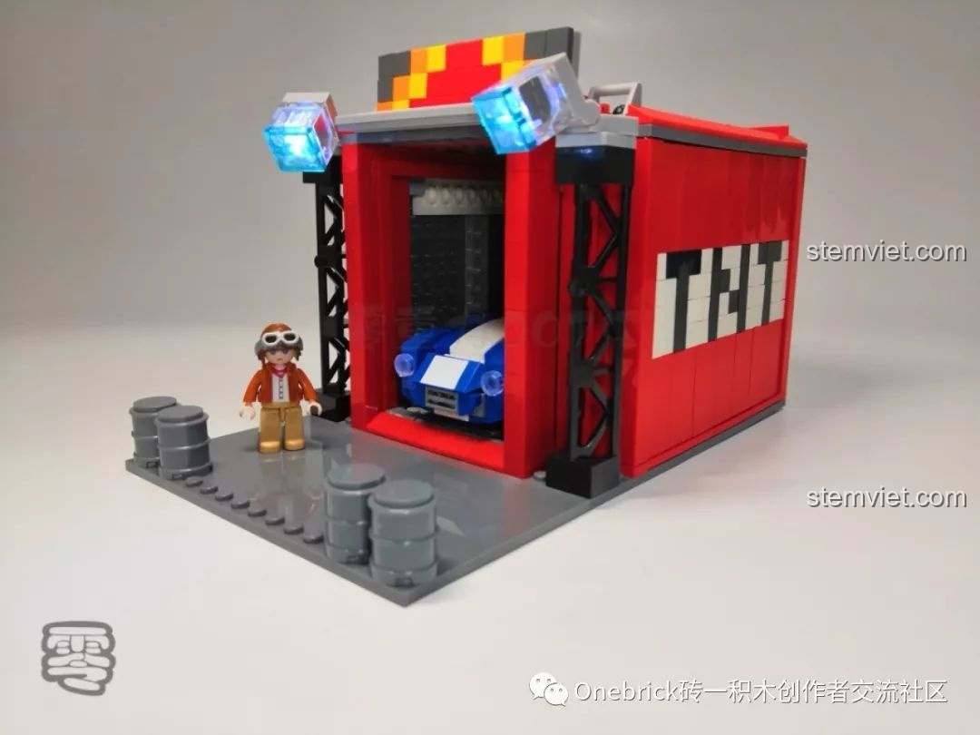 Minifigure đứng cạnh chiếc xe Sluban trong garage MOC, tạo nên một khung cảnh sống động và đầy cảm hứng.