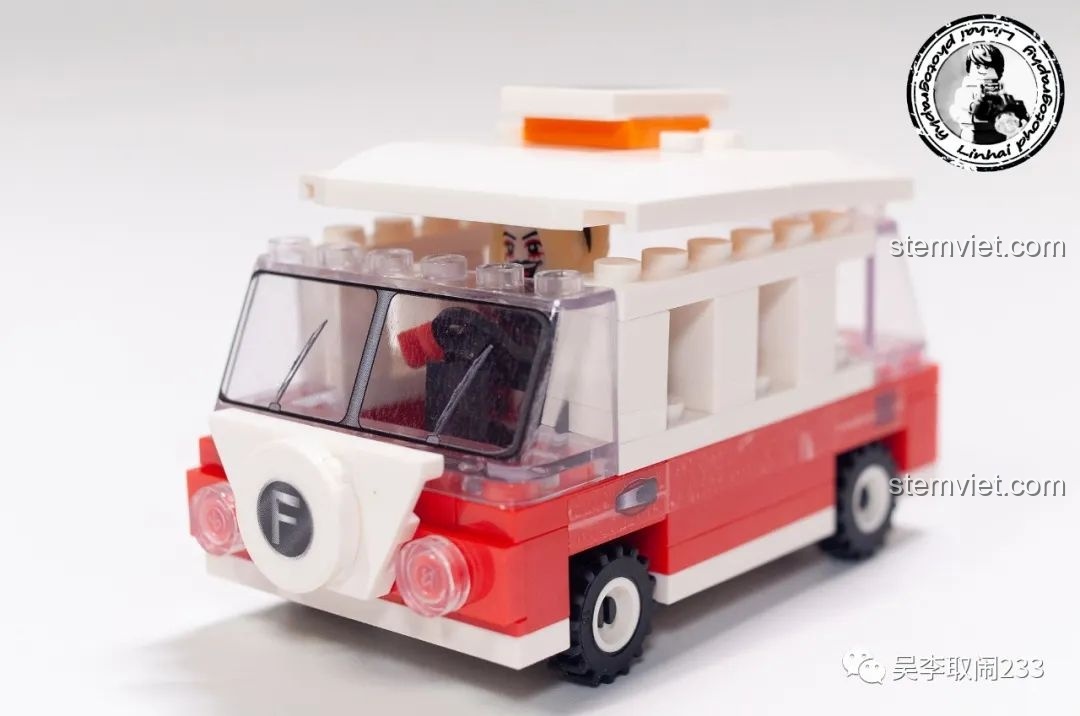 Sắp đặt sáng tạo giữa xe bus Volkswagen T1 Forange FC8279 và minifigure.