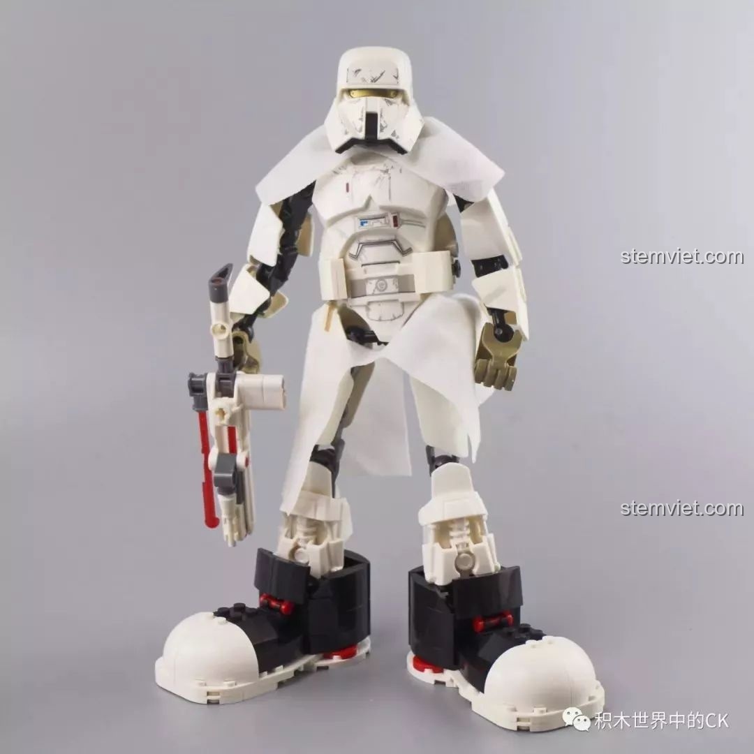 Một nhân vật Stormtrooper đang đi thử đôi giày khổng lồ từ bộ Winner 5071, một sự kết hợp hài hước.