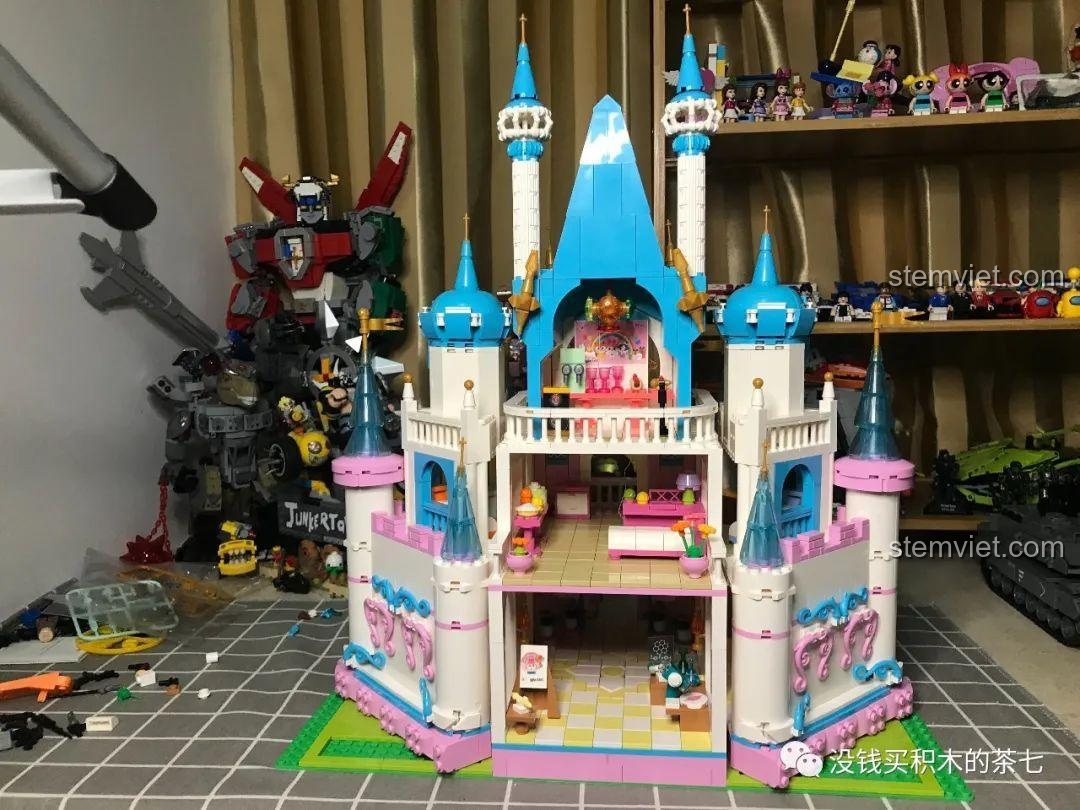 Sảnh chính của lâu đài được chiếu sáng bởi đèn LED, tạo nên một không gian huyền ảo.