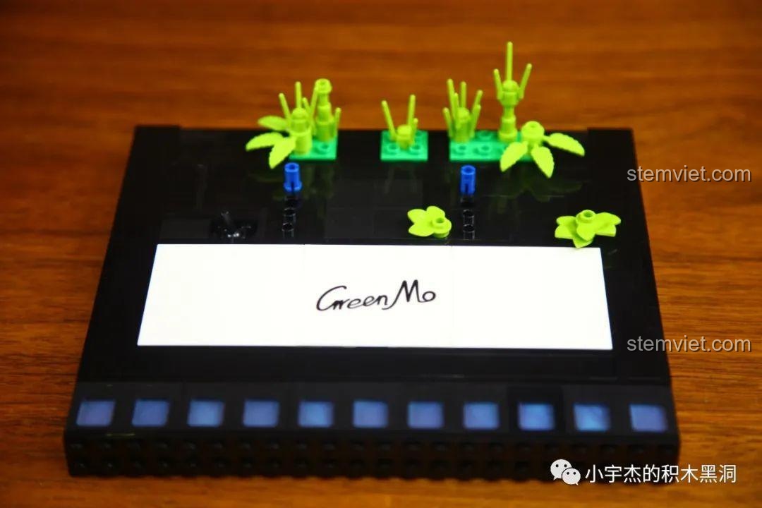 Toàn bộ mảnh ghép của bộ K Box 10302 Teemo đã được sắp xếp gọn gàng theo màu sắc trong các khay.