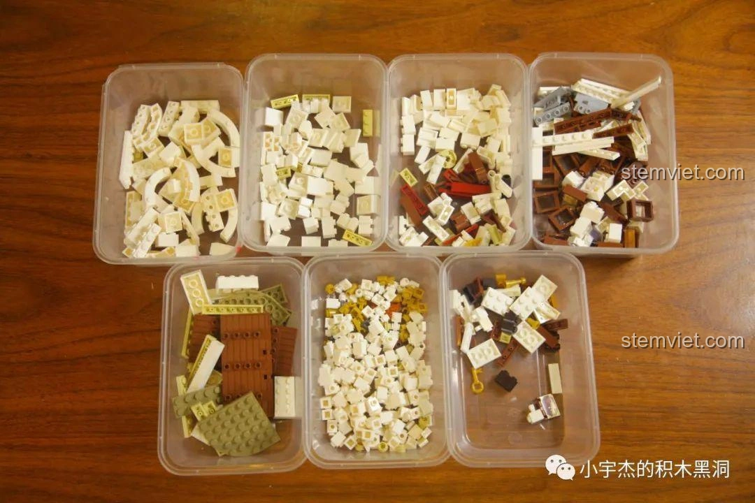 Sắp xếp các mảnh ghép của bộ MORK 032101 Ngân hàng Gringotts vào hộp, chuẩn bị lắp ráp.