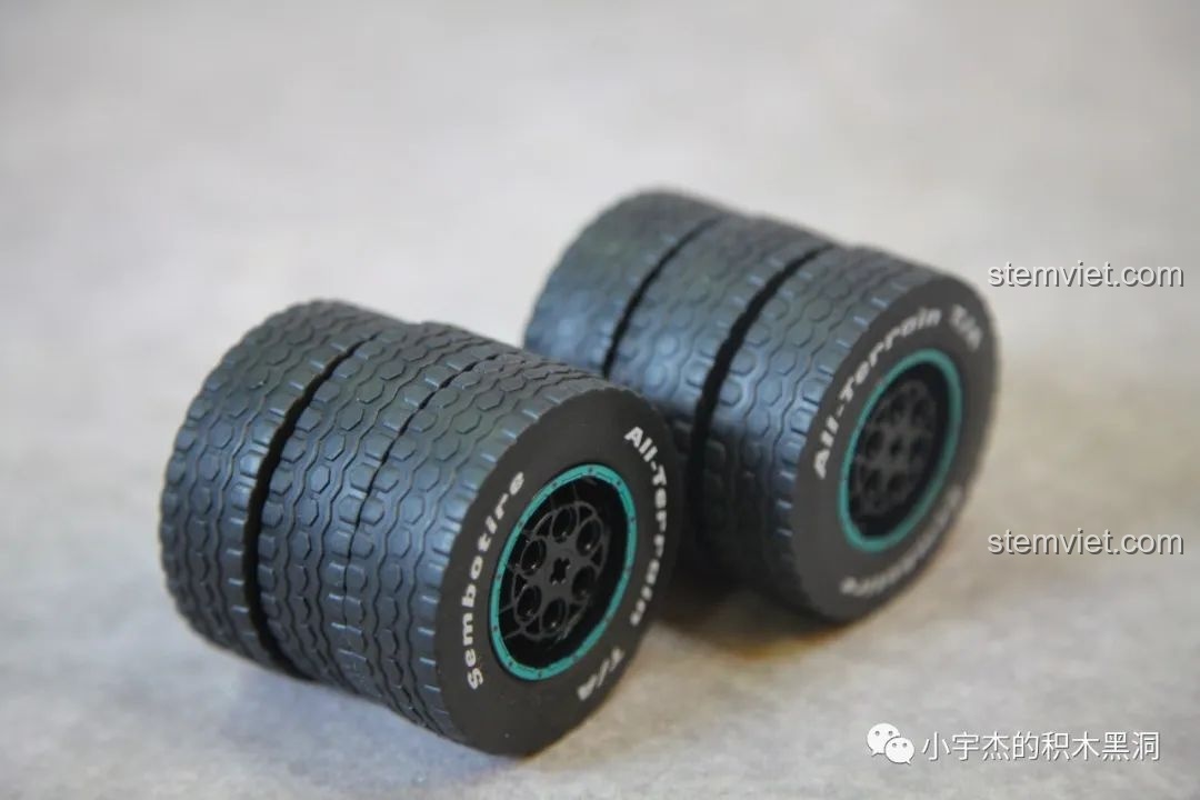 Sáu bánh xe địa hình của bộ lắp ráp SEMBO 715006 được xếp ngay ngắn.