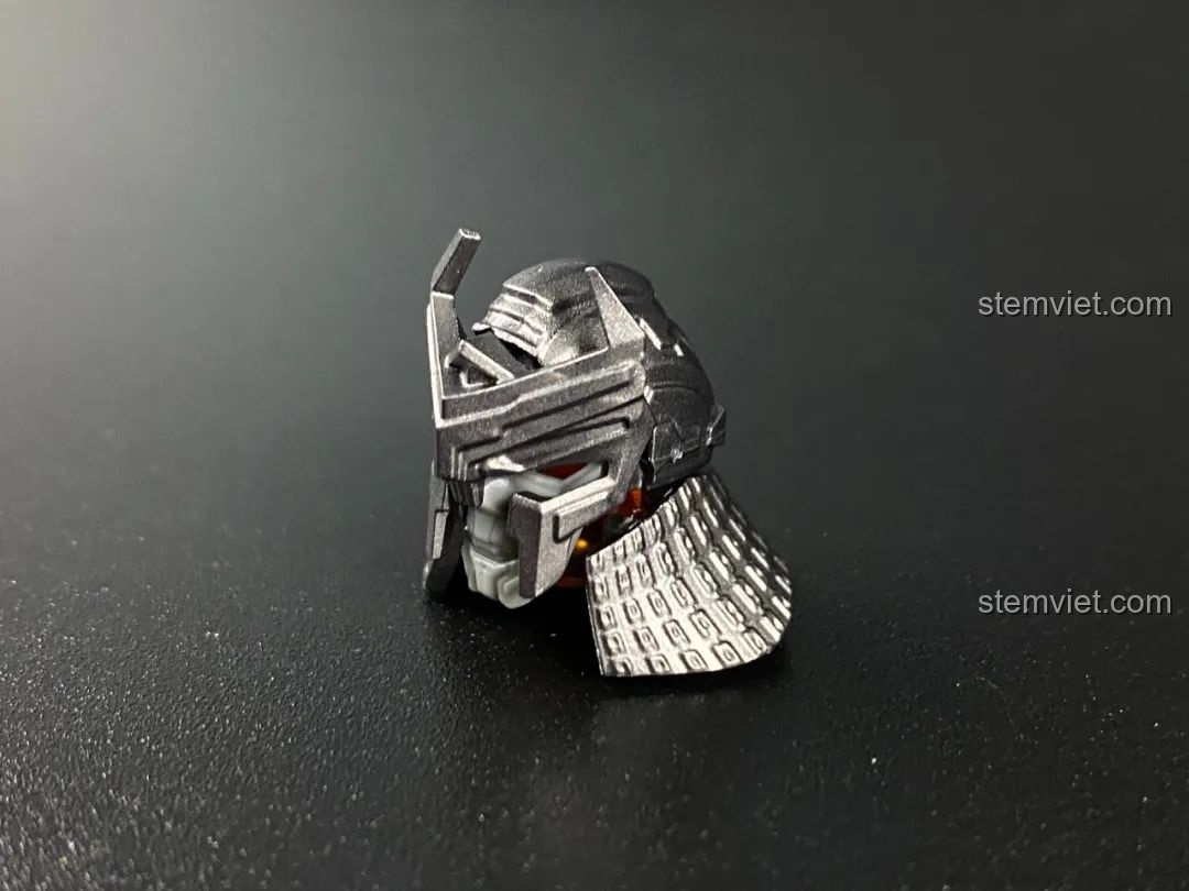 Mô hình Scourge BLOKEES từ góc nghiêng, thể hiện chi tiết giáp trụ và vũ khí sắc bén.