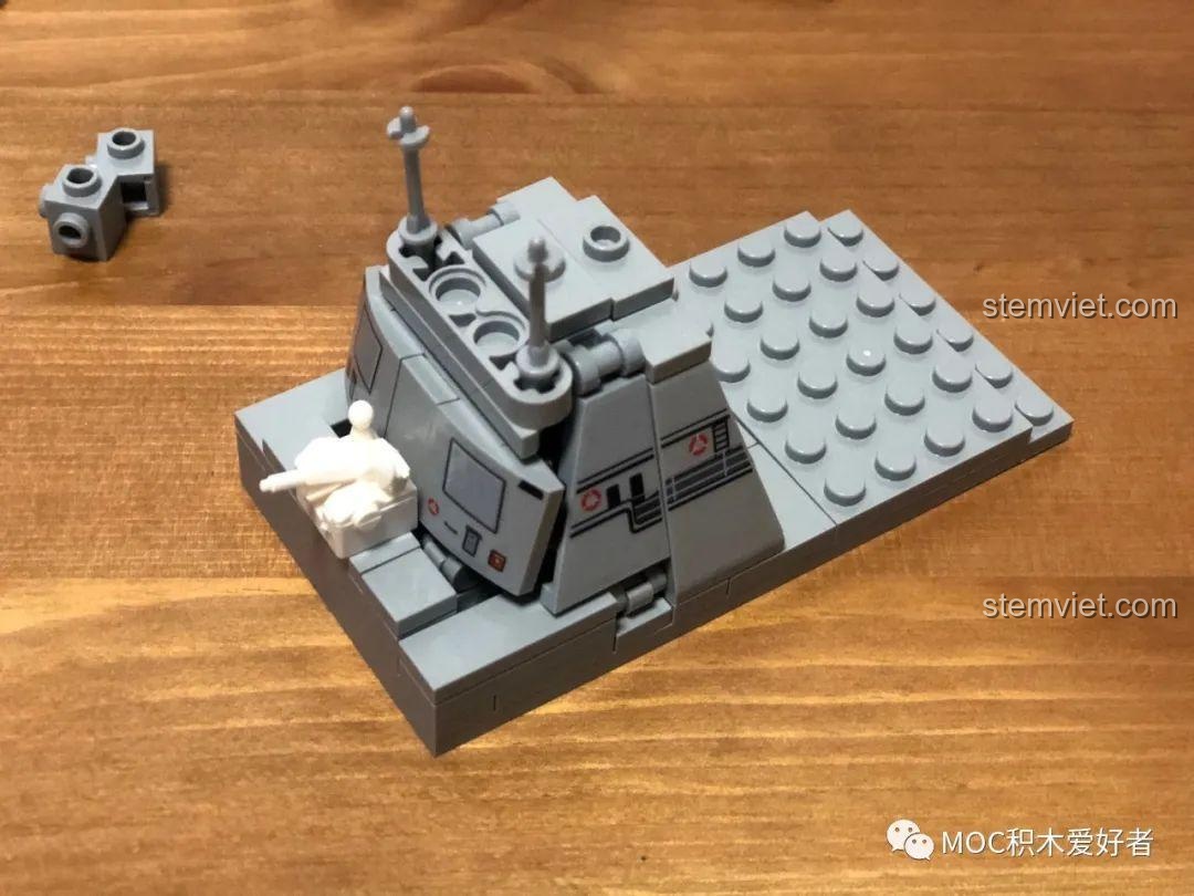 Tháp chỉ huy của bộ lắp ghép Tàu khu trục tên lửa Type 052D - Hạ Môn SEMBO 202072, với nhiều mảnh phẳng và decal tạo chi tiết.