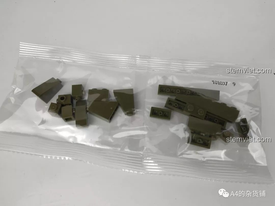 Cận cảnh buồng lái và cánh quạt của máy bay ném bom Junkers Ju-88, cho thấy chi tiết minifigure bên trong, review SEMBO 101037 Máy bay ném bom Đức Ju-88.