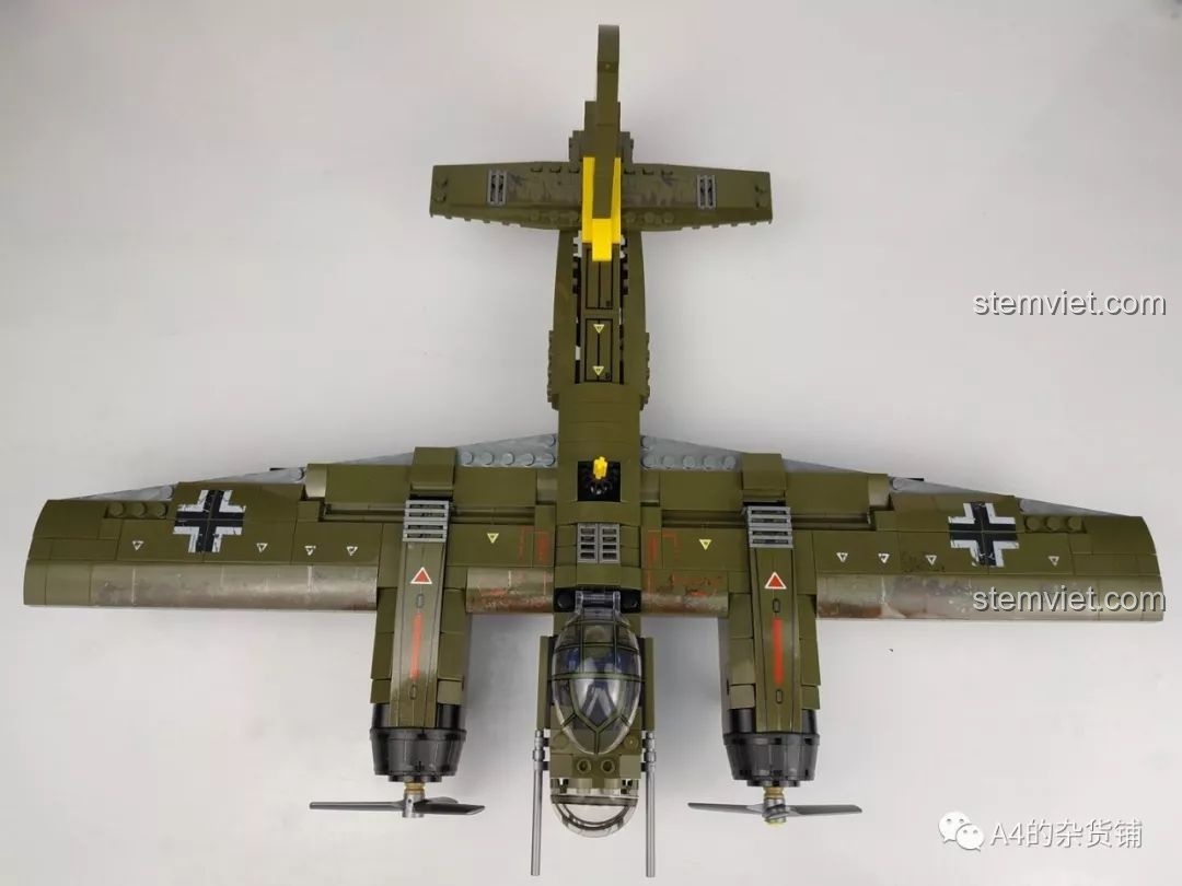 Cận cảnh càng đáp phía trước của máy bay ném bom Junkers Ju-88, cho thấy khả năng thu gọn, review SEMBO 101037 Máy bay ném bom Đức Ju-88.