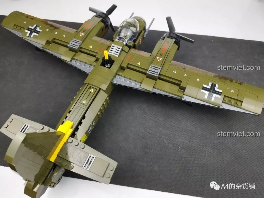 Cận cảnh cánh máy bay ném bom Junkers Ju-88 với các chi tiết sticker tạo hiệu ứng cũ kỹ, review SEMBO 101037 Máy bay ném bom Đức Ju-88.